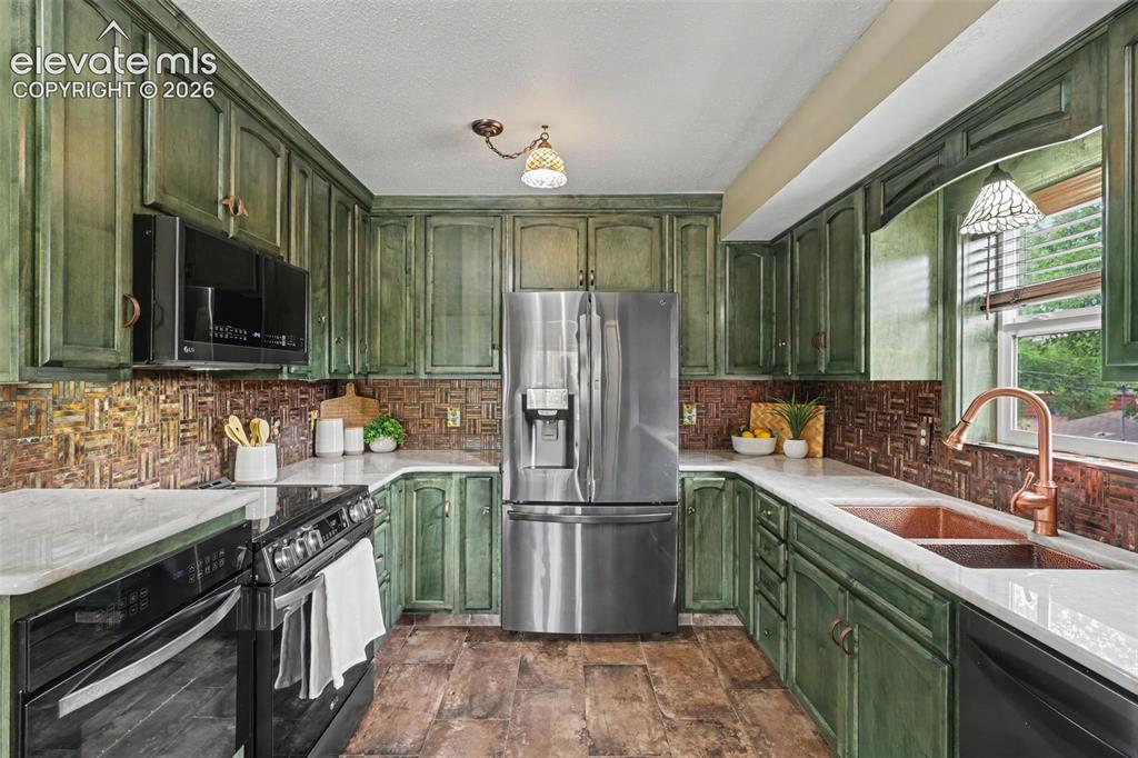 Image 15 of 45: Kitchen