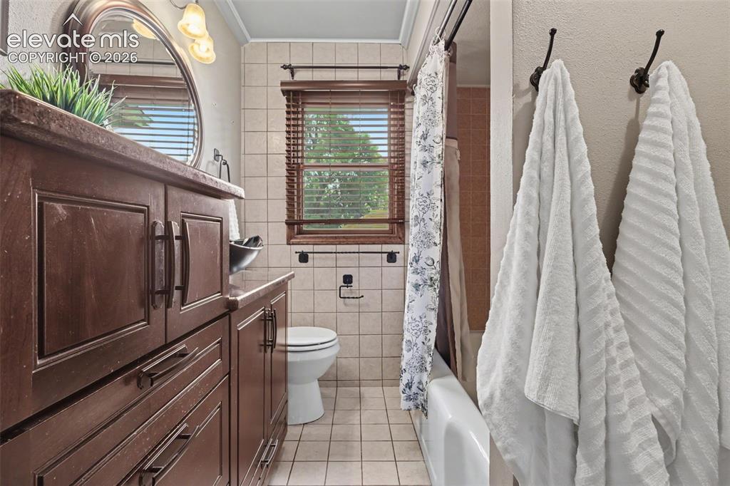Image 19 of 45: Bathroom