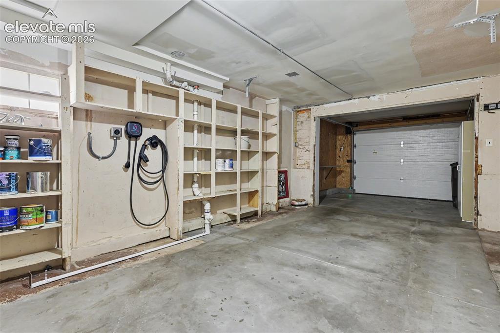 Image 29 of 45: Garage