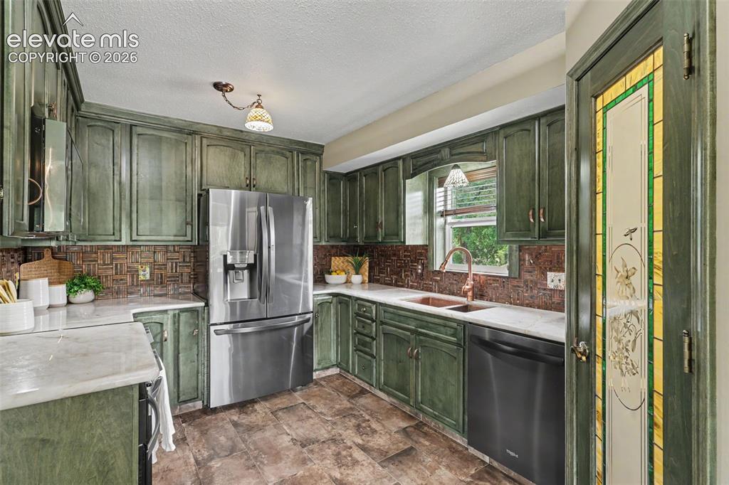 Image 5 of 45: Kitchen