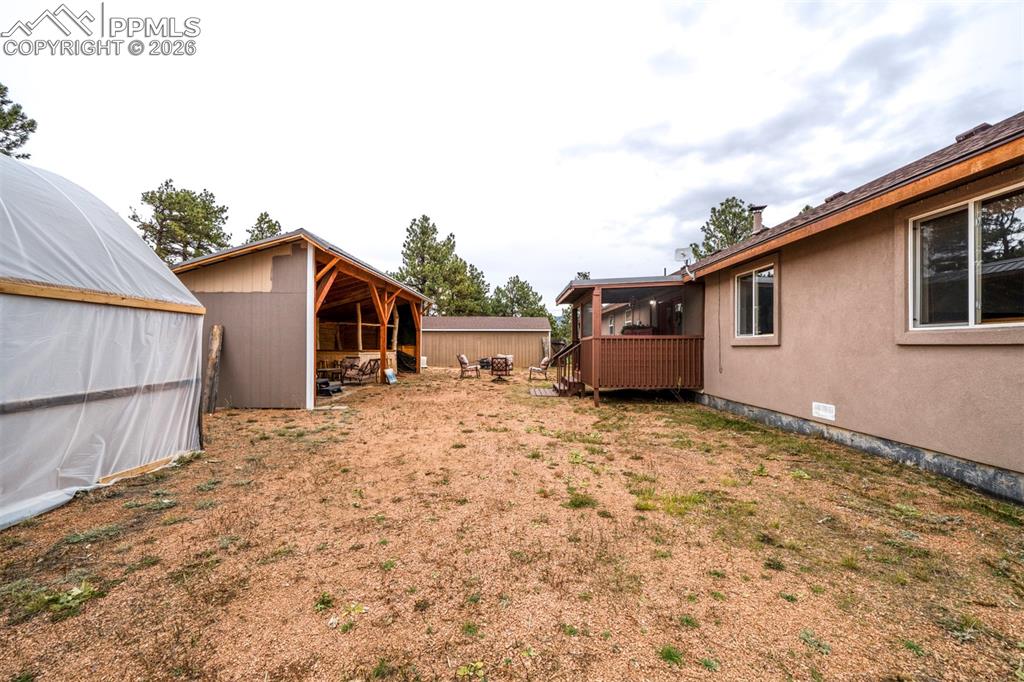 Image 12 of 40: Yard