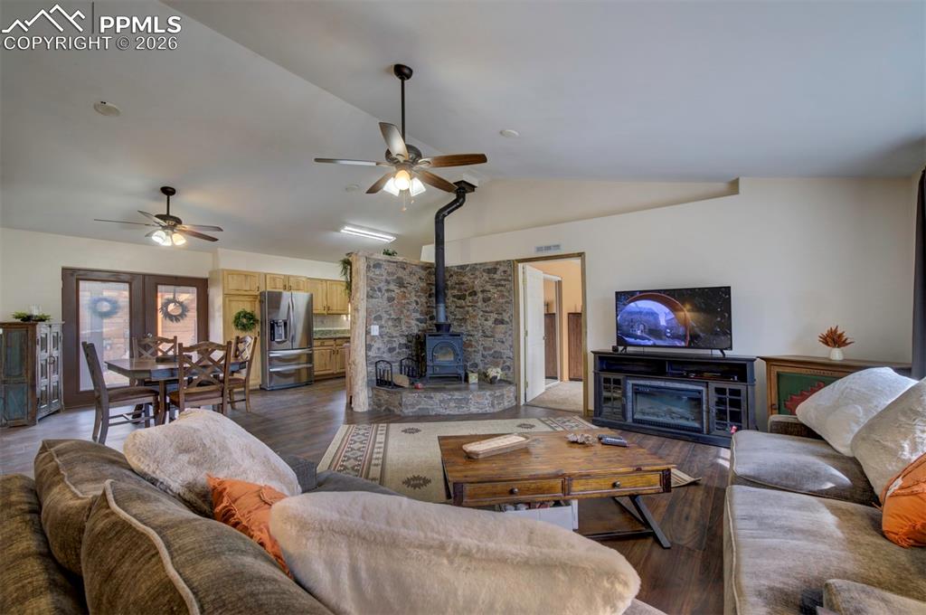 Image 14 of 40: Living Room