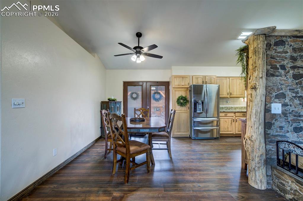 Image 15 of 40: Dining Area