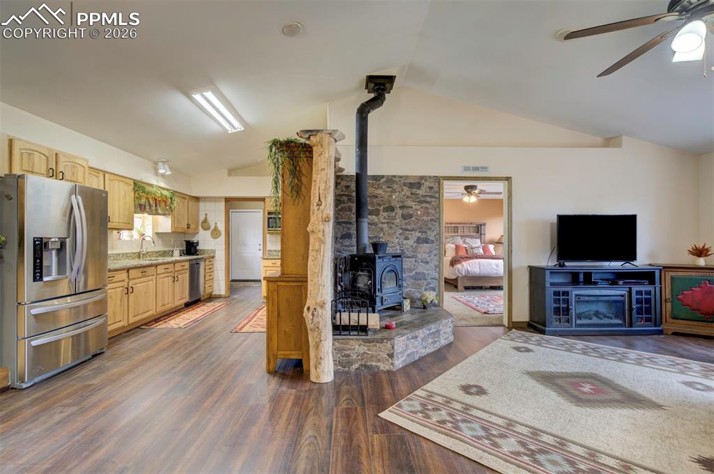 Image 16 of 40: Living Room