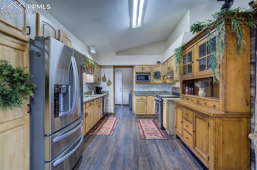 Image 17 of 40: Kitchen