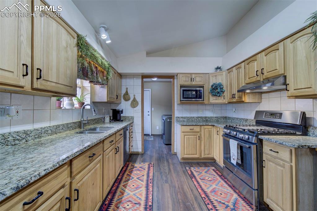 Image 18 of 40: Kitchen