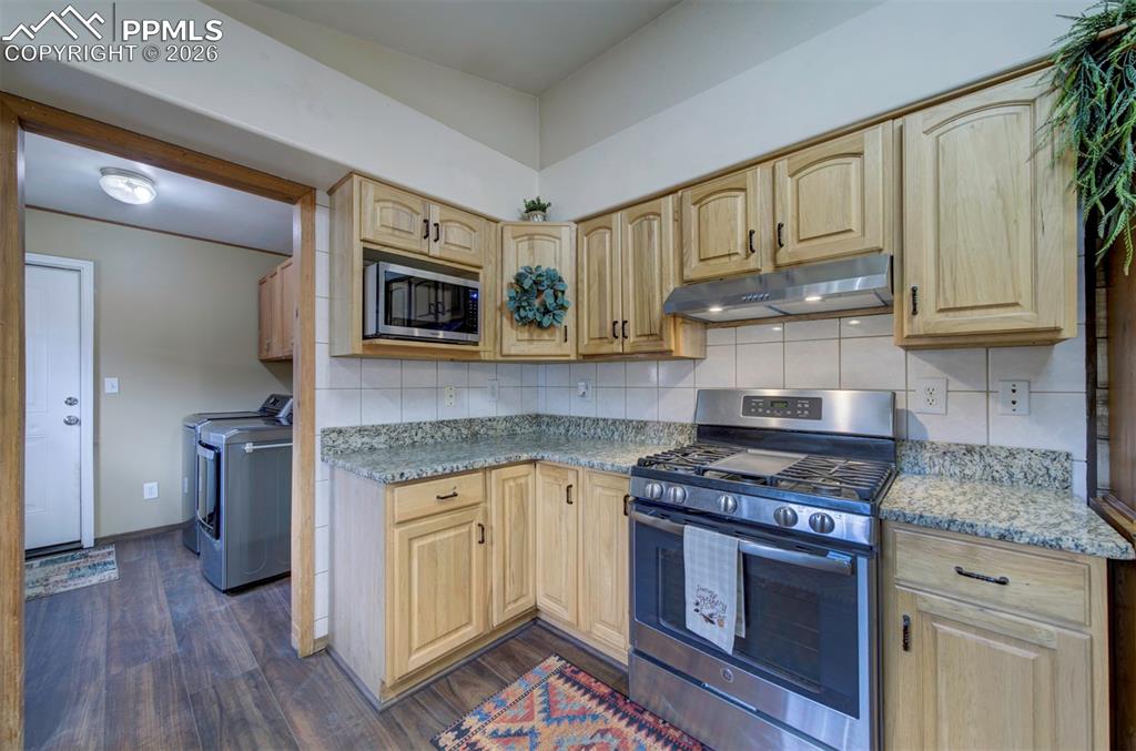 Image 19 of 40: Kitchen