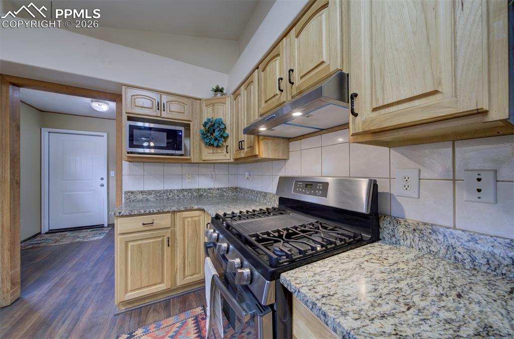 Image 20 of 40: Kitchen