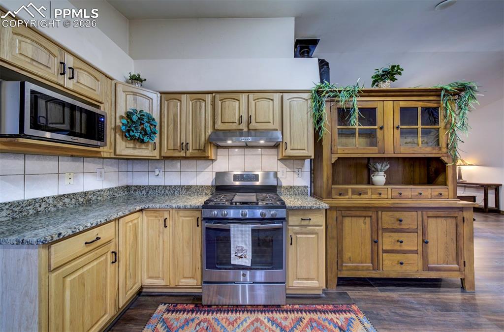 Image 22 of 40: Kitchen