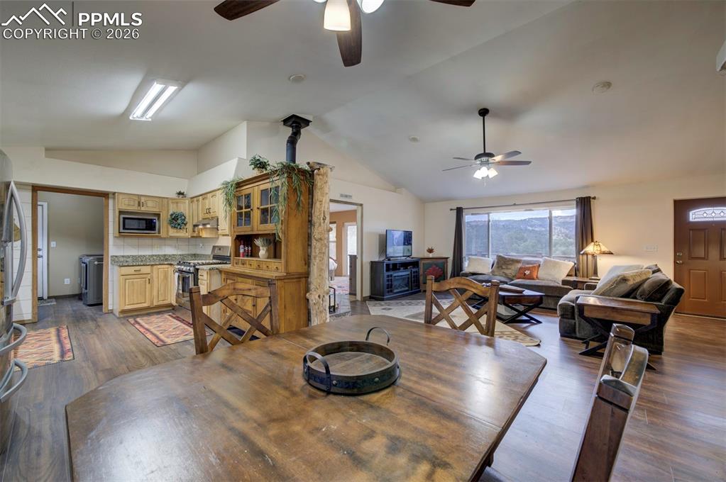 Image 23 of 40: Dining Area