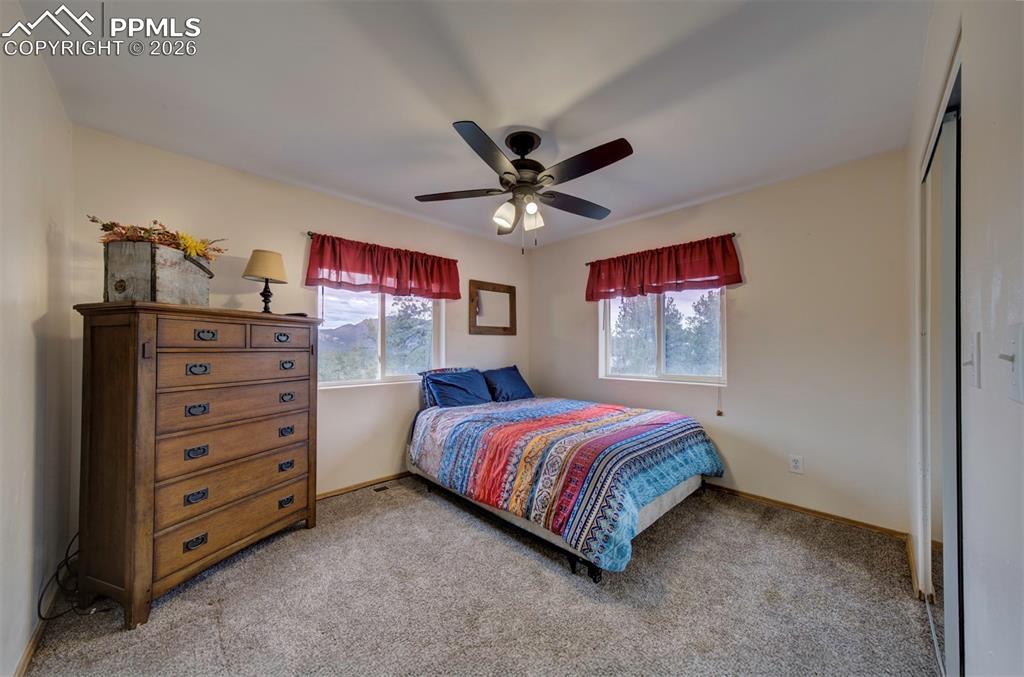 Image 32 of 40: Bedroom