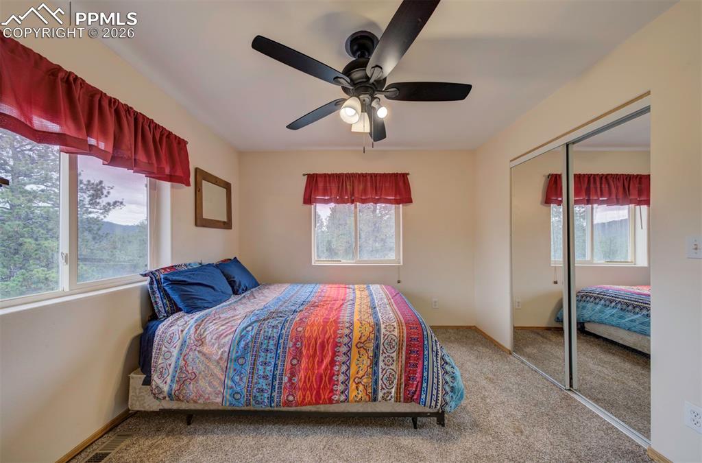 Image 34 of 40: Bedroom