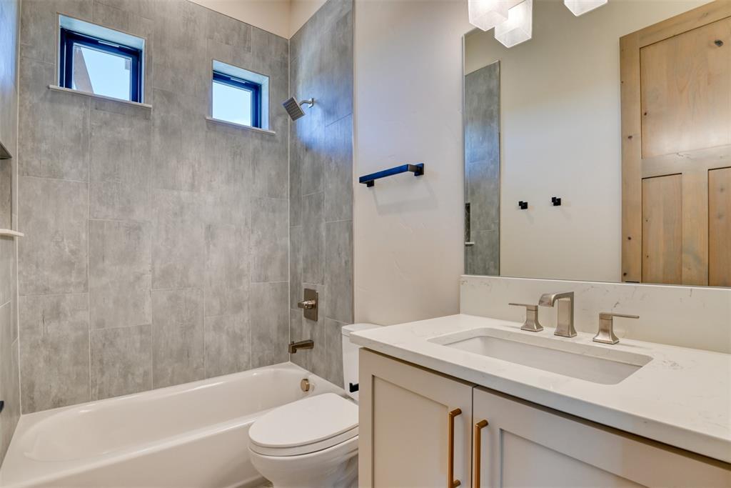 Image 11 of 47: Bathroom