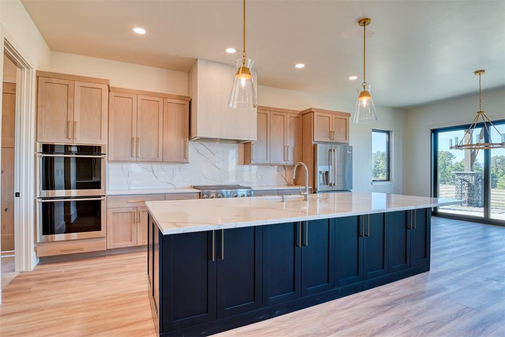 Image 14 of 47: Kitchen