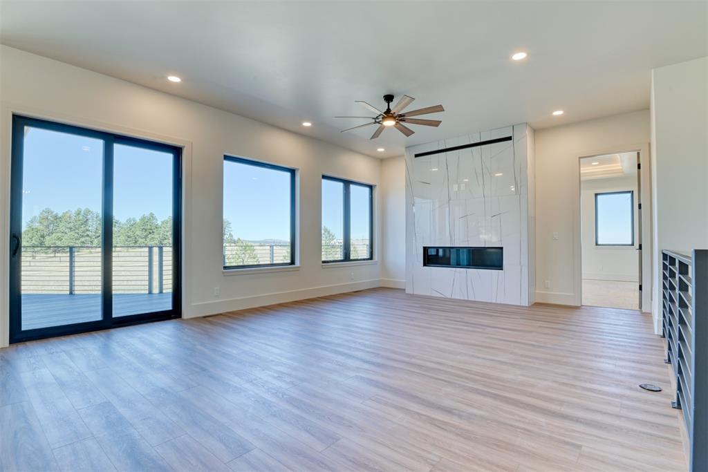 Image 21 of 47: Living Room