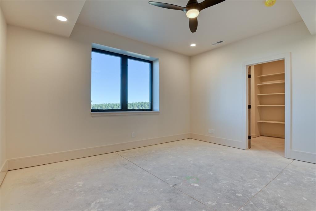 Image 31 of 47: Bedroom