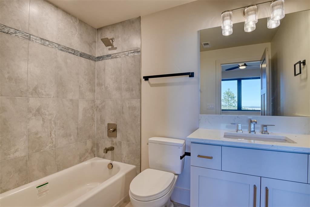 Image 32 of 47: Bathroom