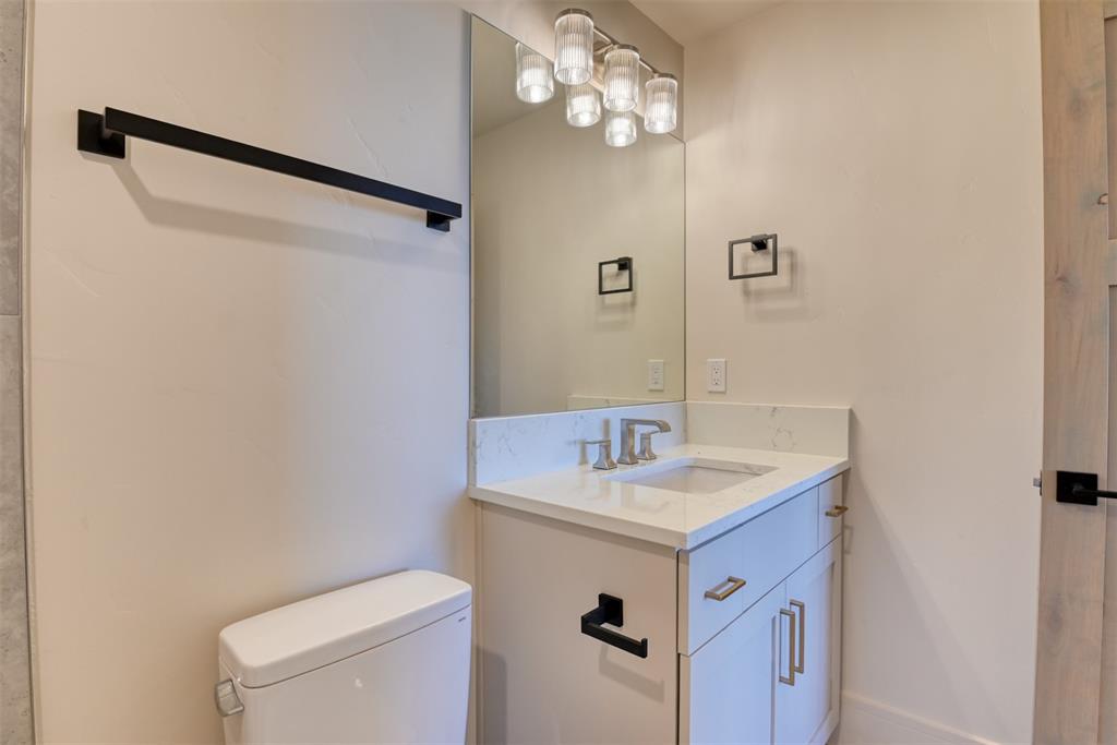 Image 33 of 47: Bathroom