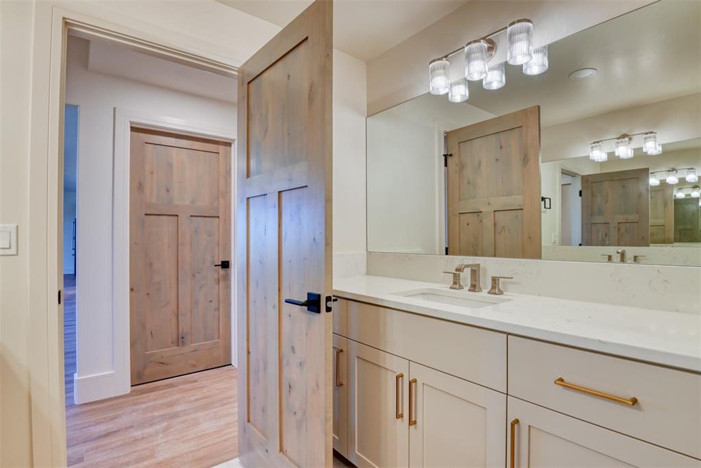 Image 35 of 47: Bathroom