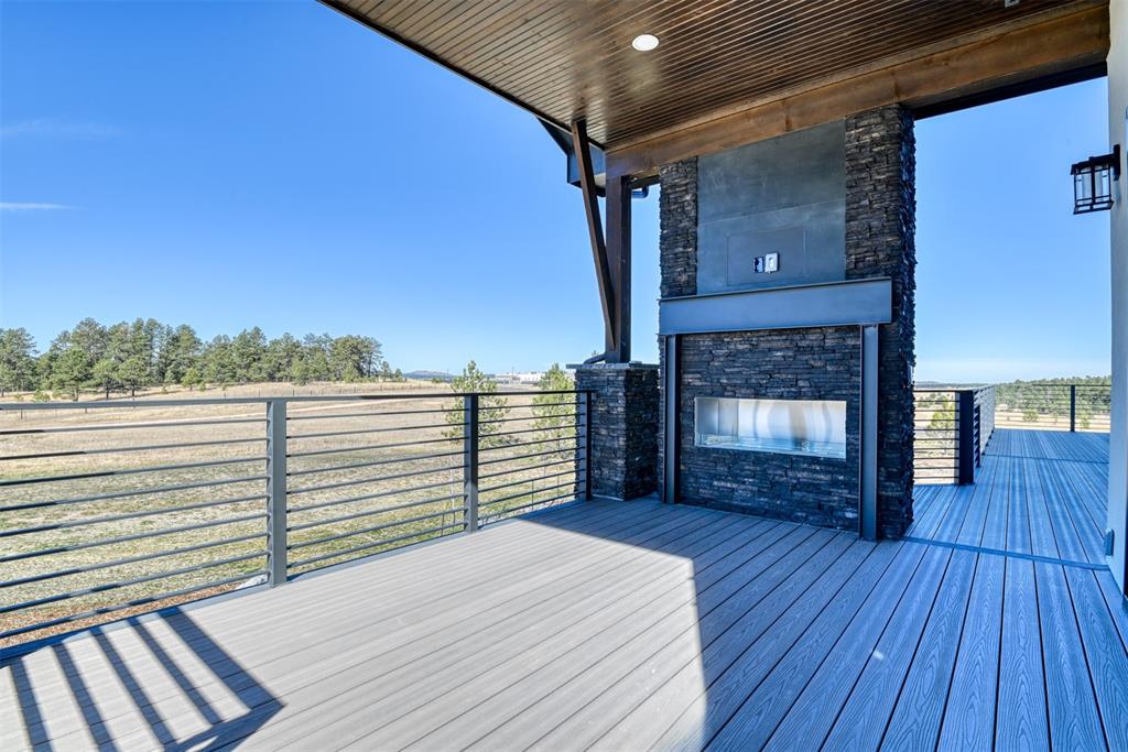 Image 37 of 47: Deck