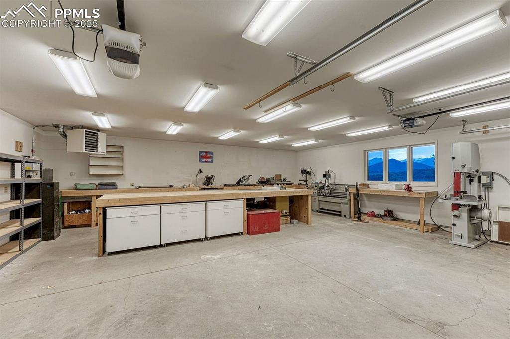 Image 10 of 49: Garage