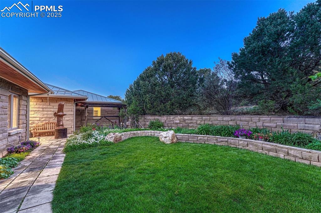 Image 19 of 49: Yard