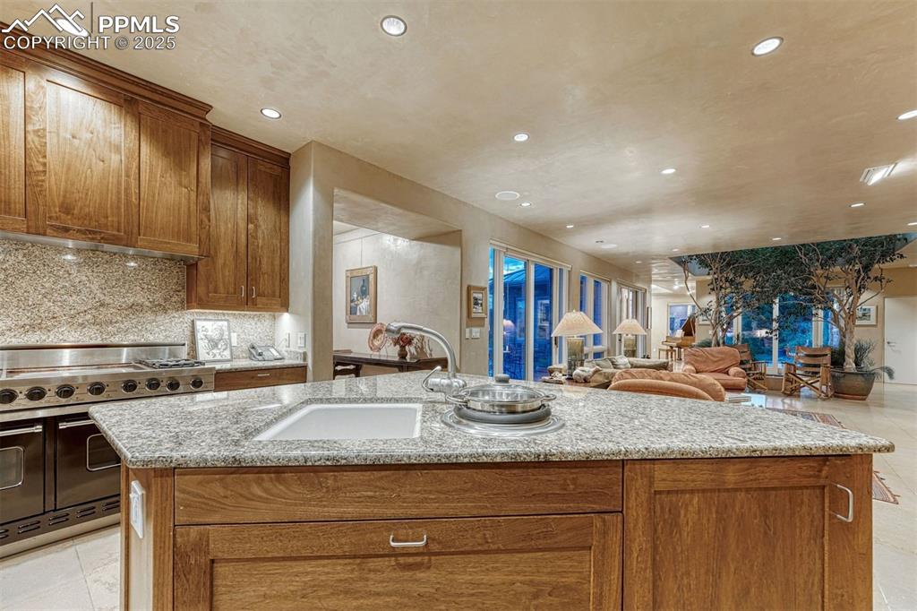 Image 38 of 49: Kitchen