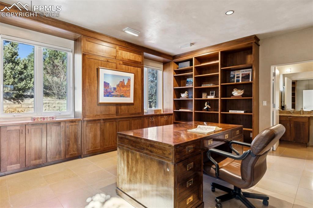 Image 42 of 49: Office