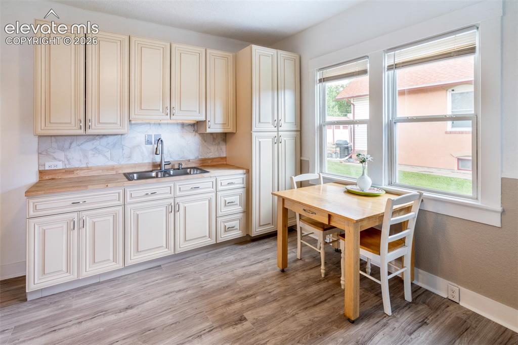 Image 10 of 22: Kitchen