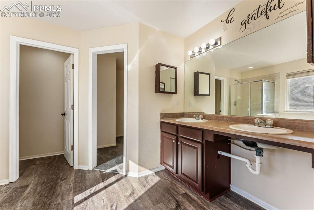 Image 21 of 49: Bathroom