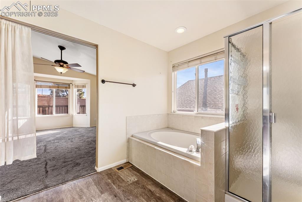 Image 22 of 49: Bathroom