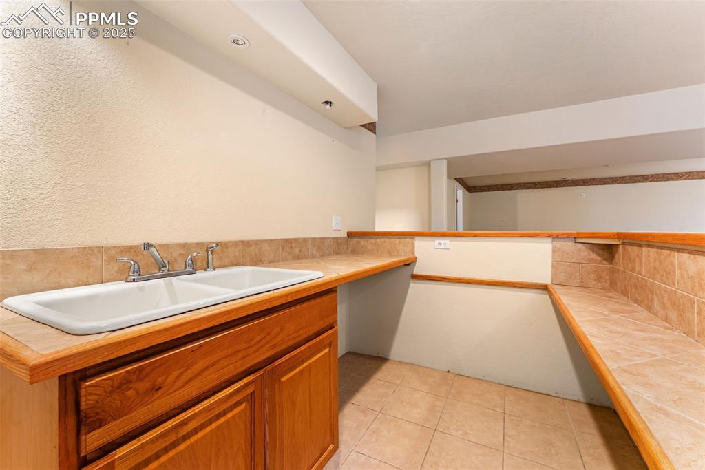 Image 35 of 49: Kitchen