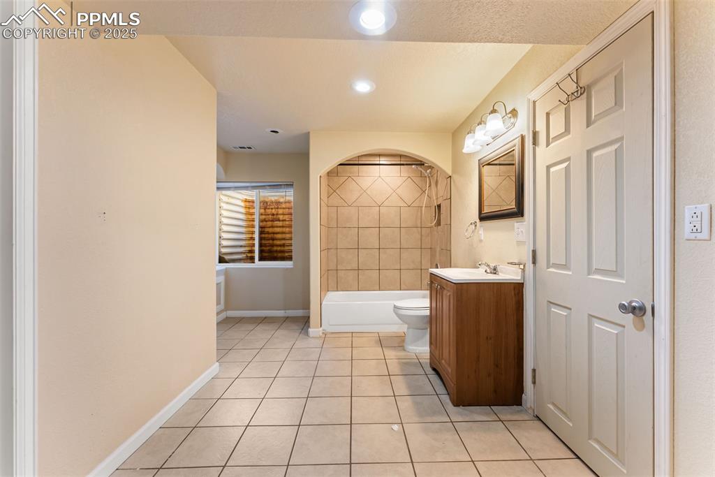 Image 39 of 49: Bathroom