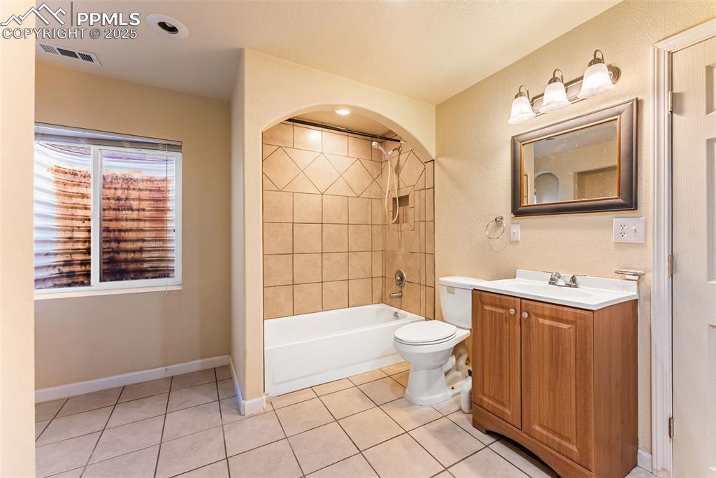 Image 40 of 49: Bathroom