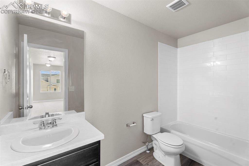Image 13 of 25: Bathroom