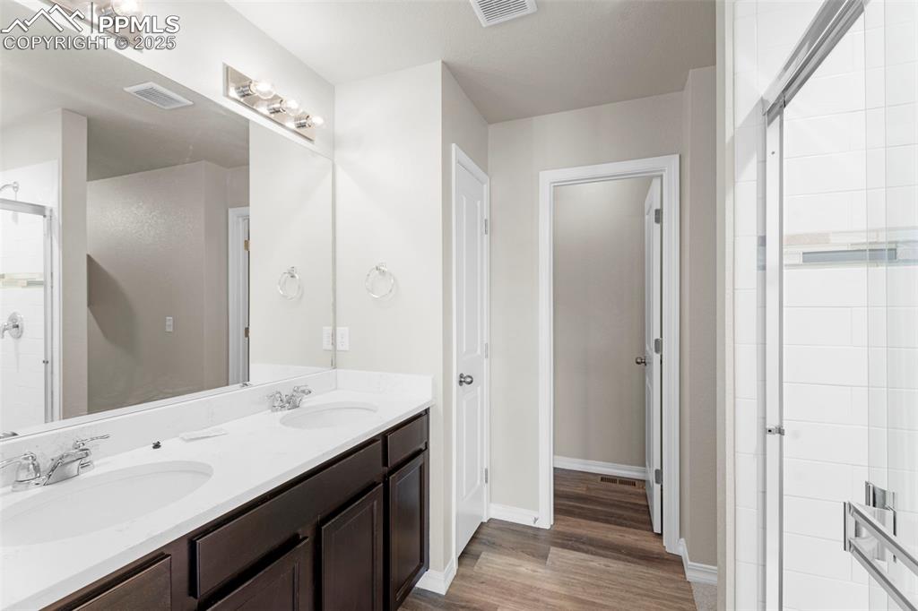 Image 17 of 25: Bathroom