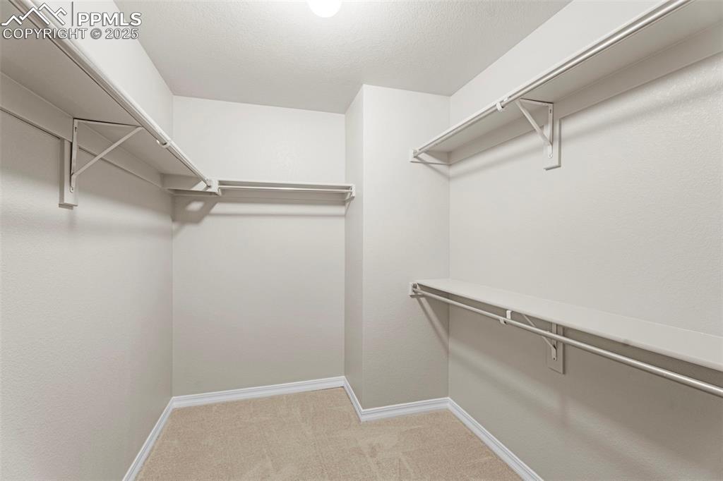 Image 18 of 25: Closet