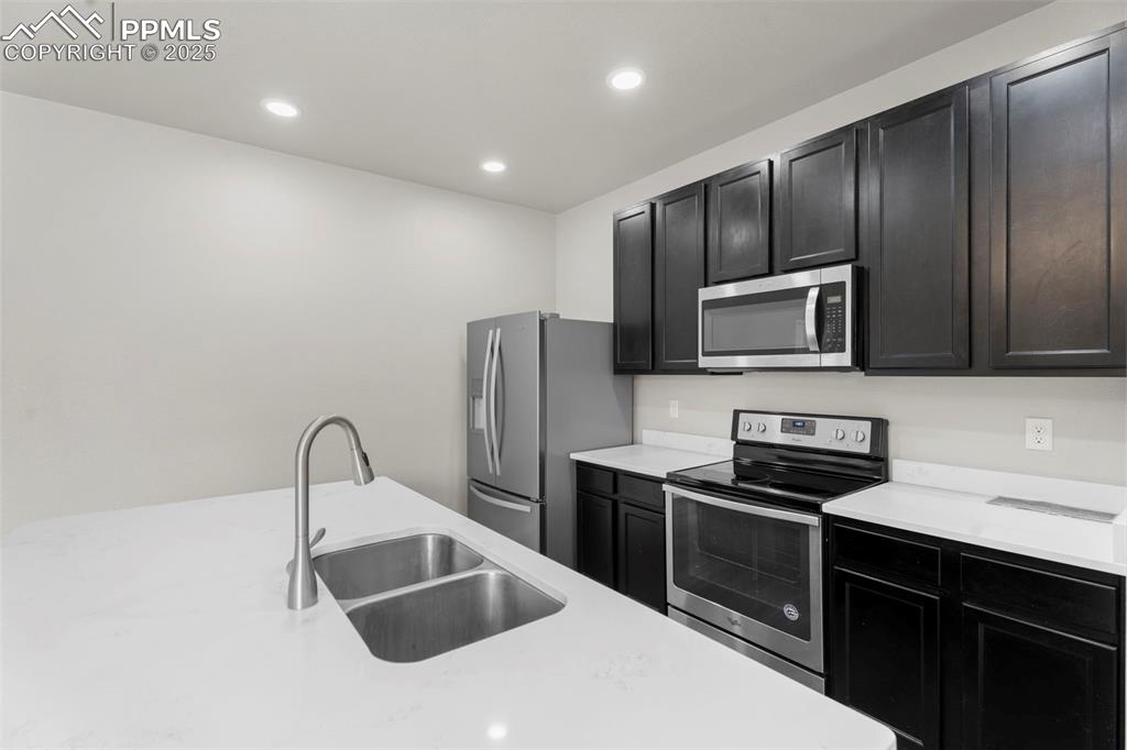 Image 7 of 25: Kitchen
