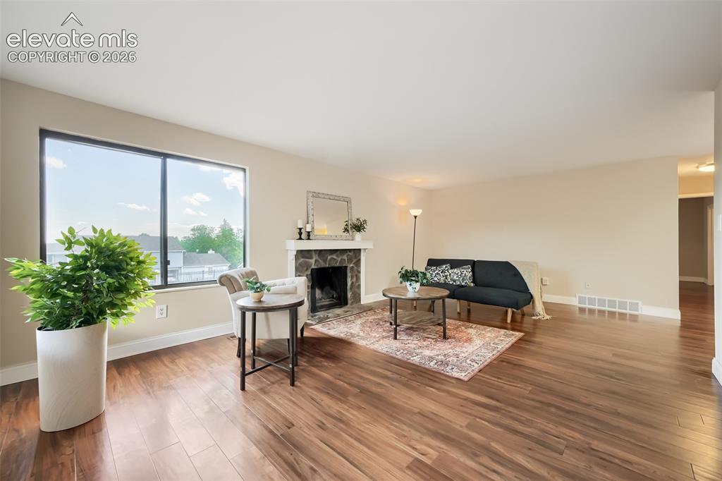 Image 2 of 10: Large living room with new flooring