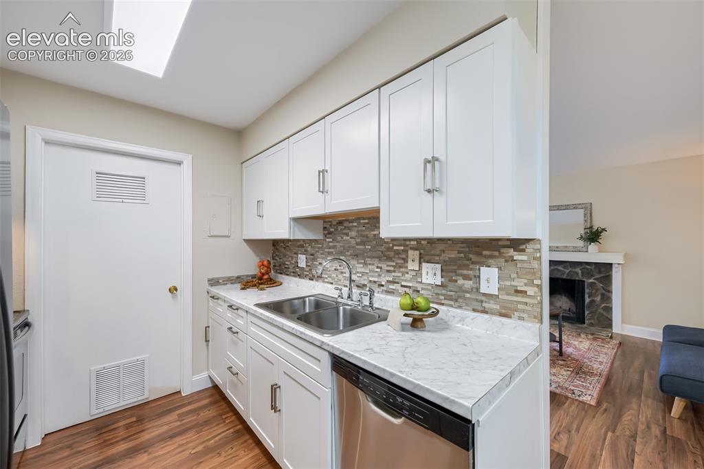 Image 5 of 10: Very nice kitchen with soft-close cabinets and stainless steel appliances