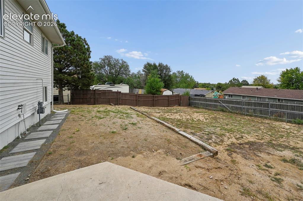 Image 11 of 12: Yard