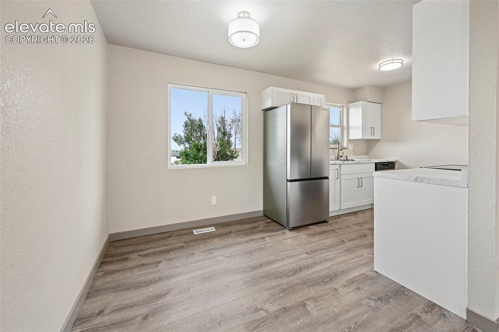 Image 9 of 12: Kitchen
