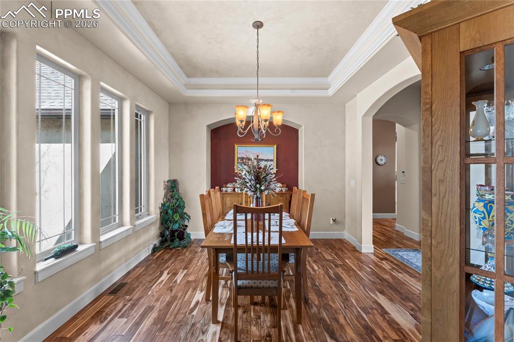 Image 11 of 50: Dining Area