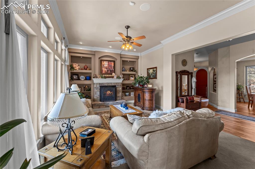 Image 18 of 50: Living Room