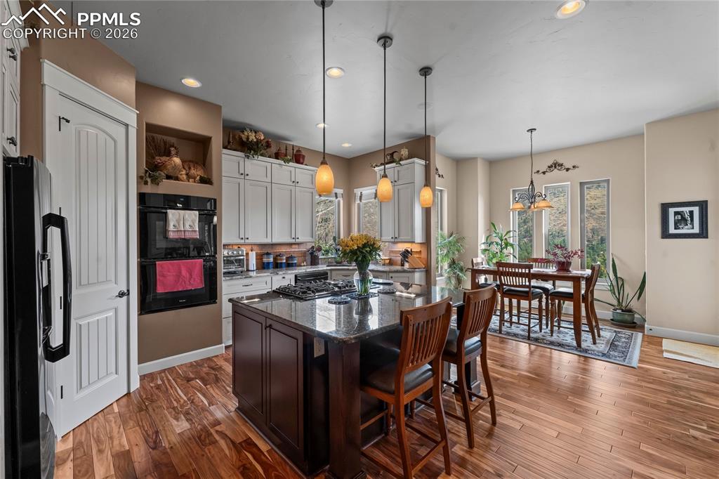 Image 20 of 50: Kitchen