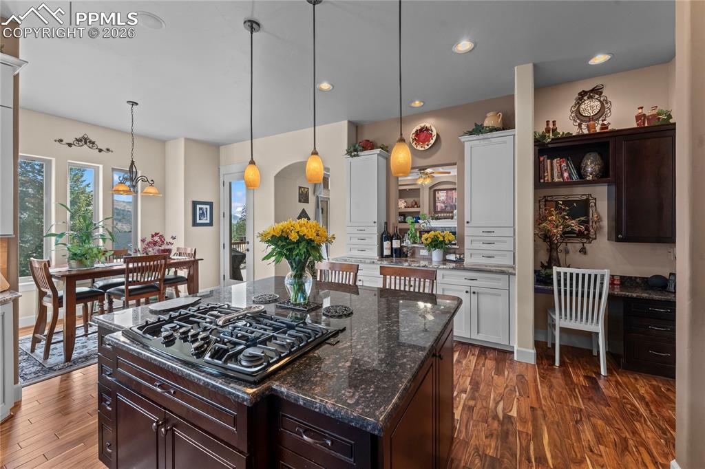 Image 22 of 50: Kitchen