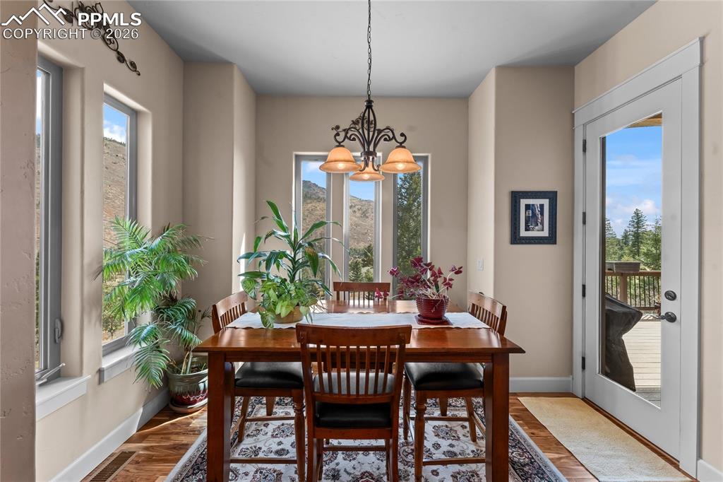 Image 23 of 50: Dining Area