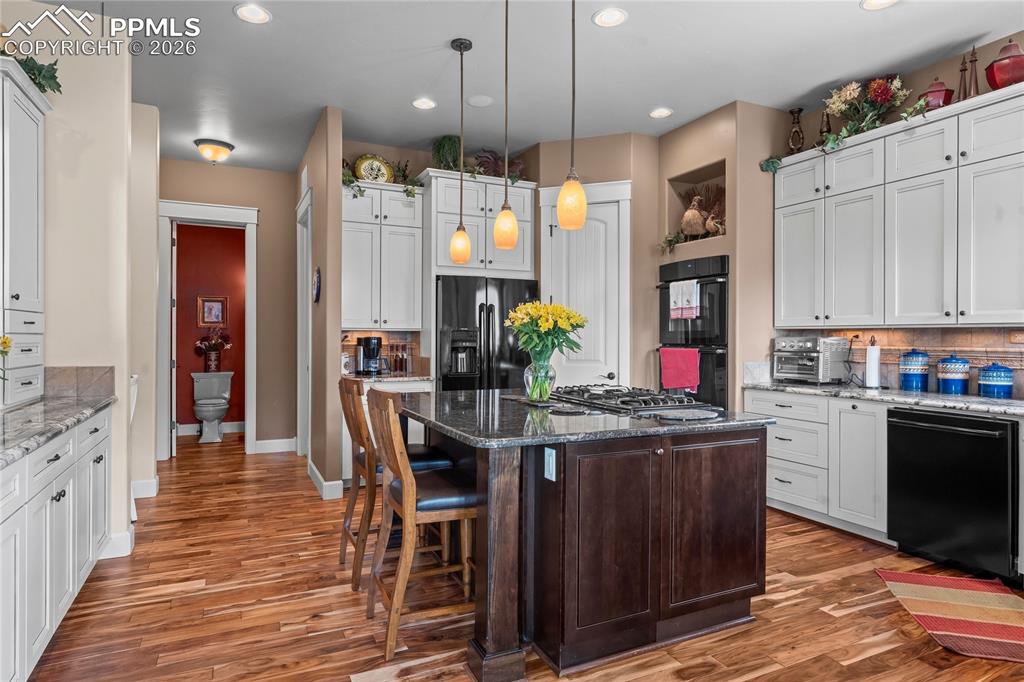 Image 24 of 50: Kitchen