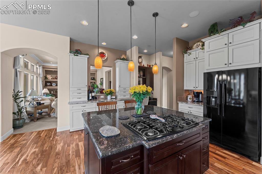 Image 25 of 50: Kitchen