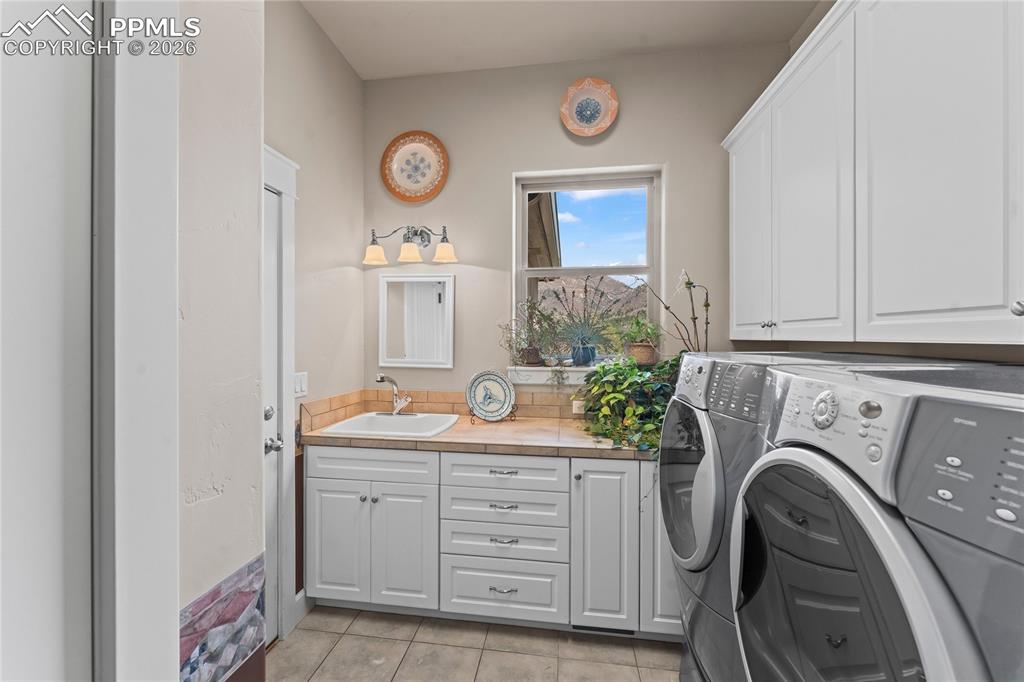 Image 27 of 50: Laundry